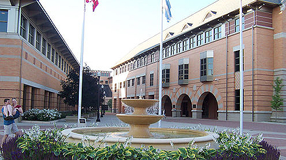 伟谷州立大学logo图片